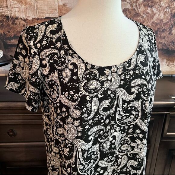Express Blouse black & White Paisley Print Short Sleeve size Medium - Picture 1 of 7